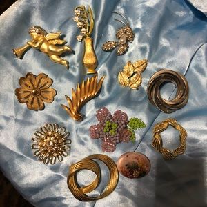 Set of 12 vintage brooches